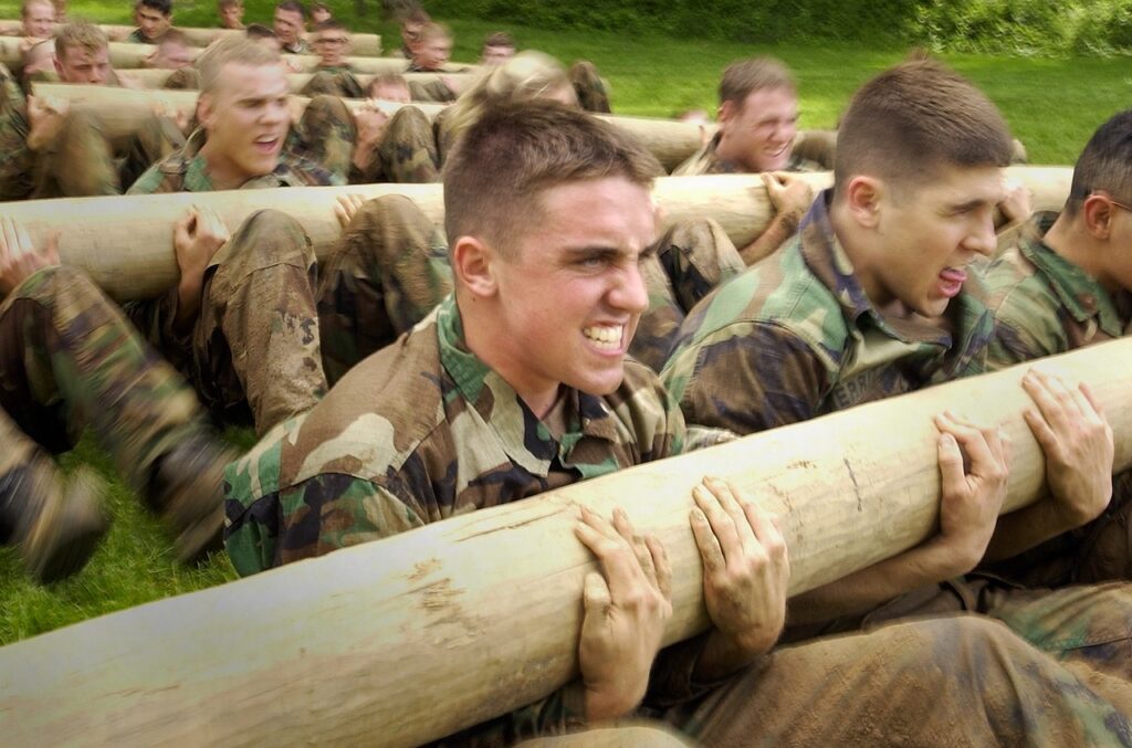 Foto de homens realizando testes físicos para entrar no exército